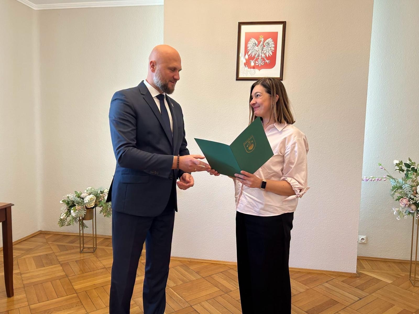 Zdjęcie w galerii na portalu naszwodzislaw.com: Radlin nagrodził nauczycieli. Dziesięć osób otrzymało Nagrody Burmistrza wiadomości z regionu