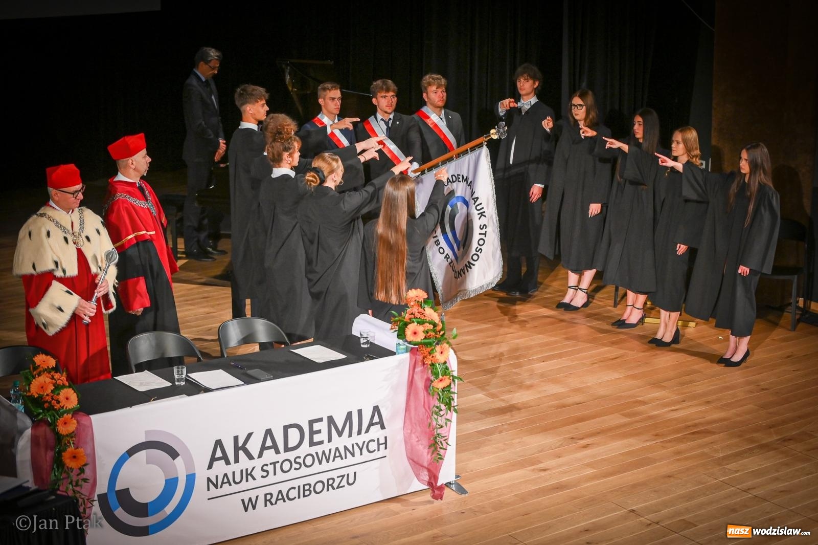 Zdjęcie w galerii na portalu naszwodzislaw.com: Musi być inaczej, jeśli ma być lepiej. Raciborska uczelnia wkroczyła w nowy rok akademicki wiadomości z regionu