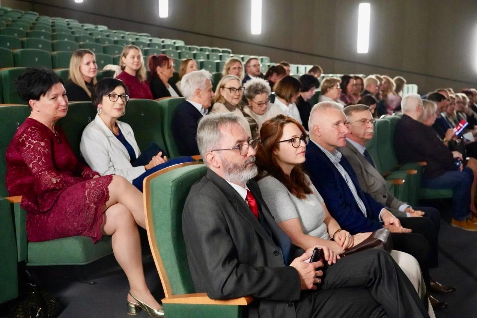Zdjęcie w galerii na portalu naszwodzislaw.com: Dzień Edukacji Narodowej w Rydułtowach. Nauczyciele odebrali wyróżnienia wiadomości z regionu