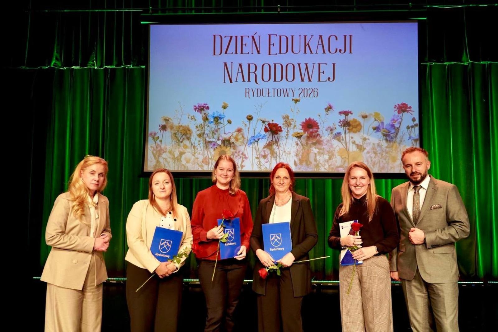 Zdjęcie w galerii na portalu naszwodzislaw.com: Dzień Edukacji Narodowej w Rydułtowach. Nauczyciele odebrali wyróżnienia wiadomości z regionu