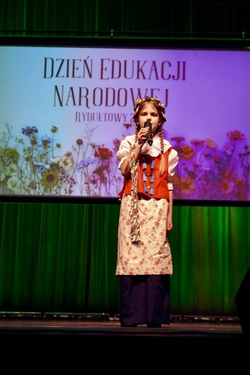Zdjęcie w galerii na portalu naszwodzislaw.com: Dzień Edukacji Narodowej w Rydułtowach. Nauczyciele odebrali wyróżnienia wiadomości z regionu