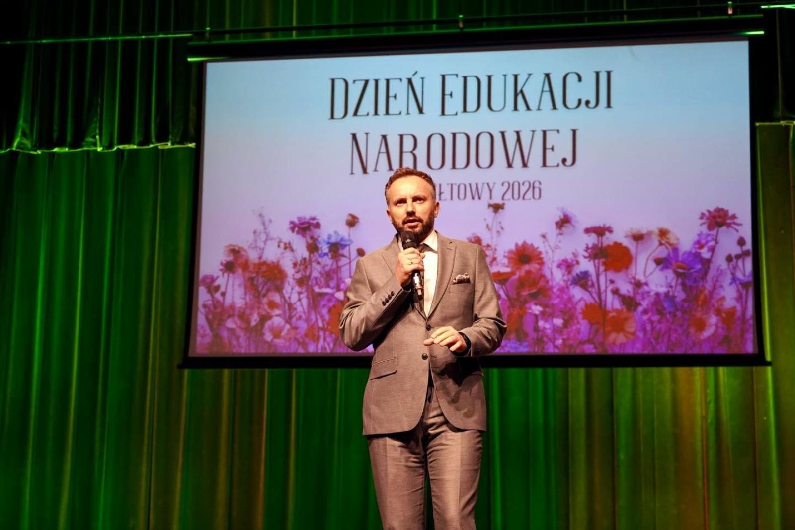 Zdjęcie w galerii na portalu naszwodzislaw.com: Dzień Edukacji Narodowej w Rydułtowach. Nauczyciele odebrali wyróżnienia wiadomości z regionu