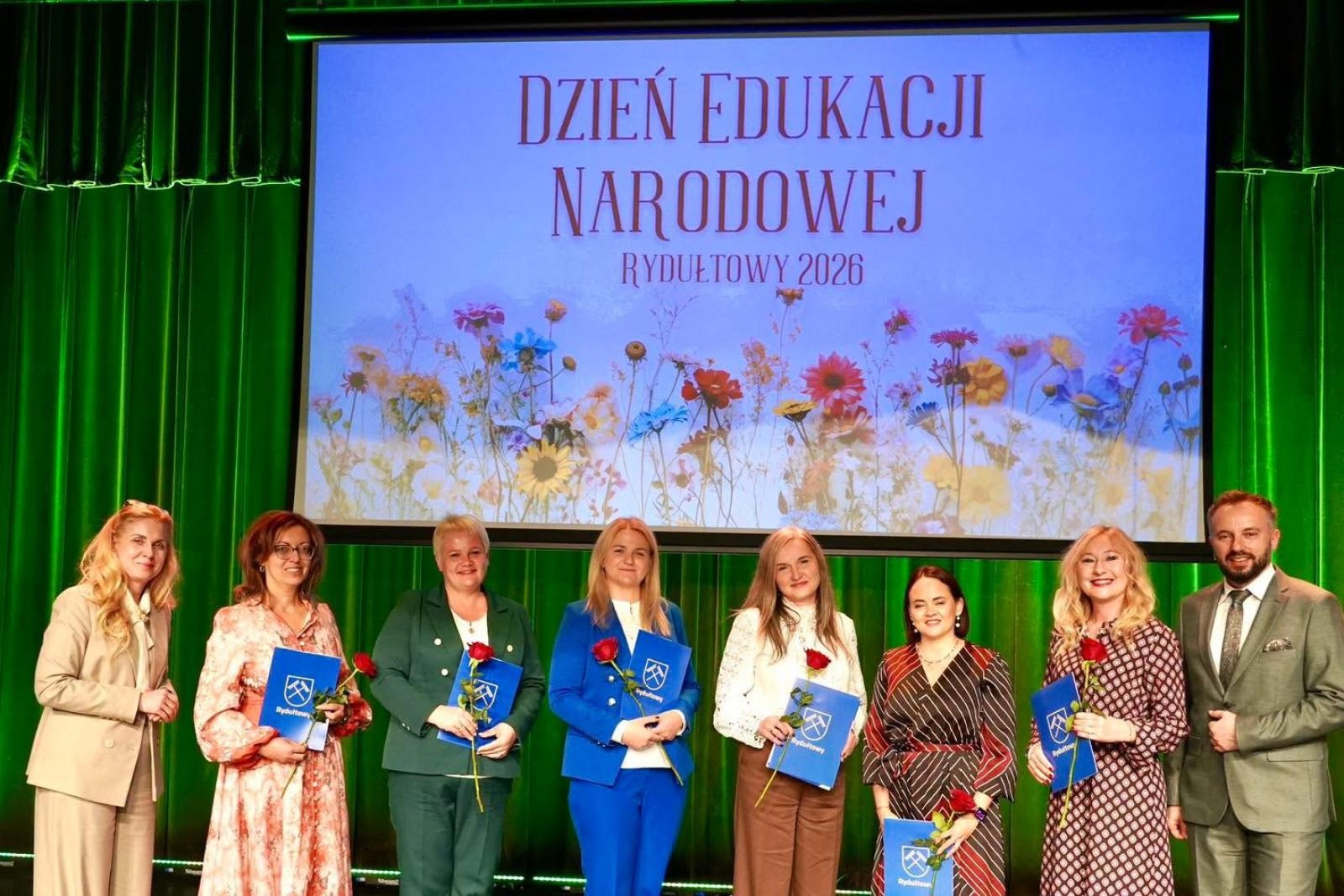 Zdjęcie w galerii na portalu naszwodzislaw.com: Dzień Edukacji Narodowej w Rydułtowach. Nauczyciele odebrali wyróżnienia wiadomości z regionu