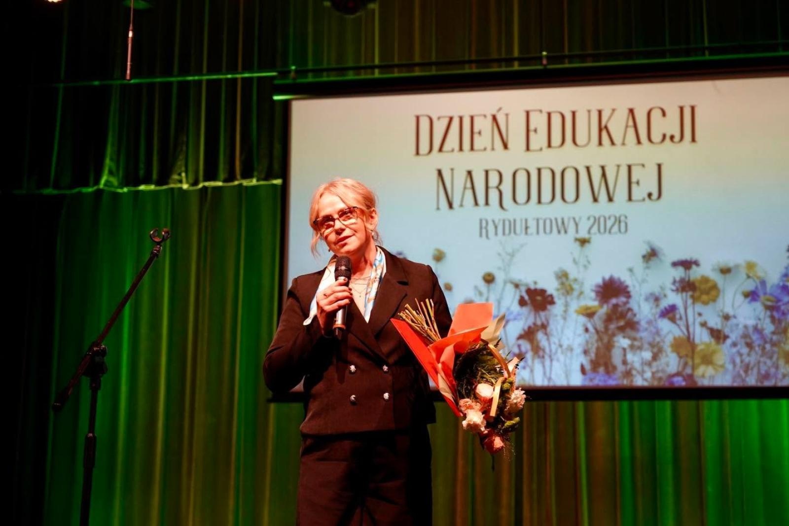 Zdjęcie w galerii na portalu naszwodzislaw.com: Dzień Edukacji Narodowej w Rydułtowach. Nauczyciele odebrali wyróżnienia wiadomości z regionu