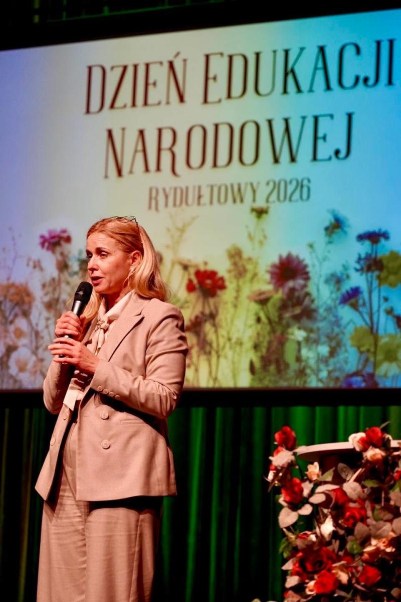 Zdjęcie w galerii na portalu naszwodzislaw.com: Dzień Edukacji Narodowej w Rydułtowach. Nauczyciele odebrali wyróżnienia wiadomości z regionu