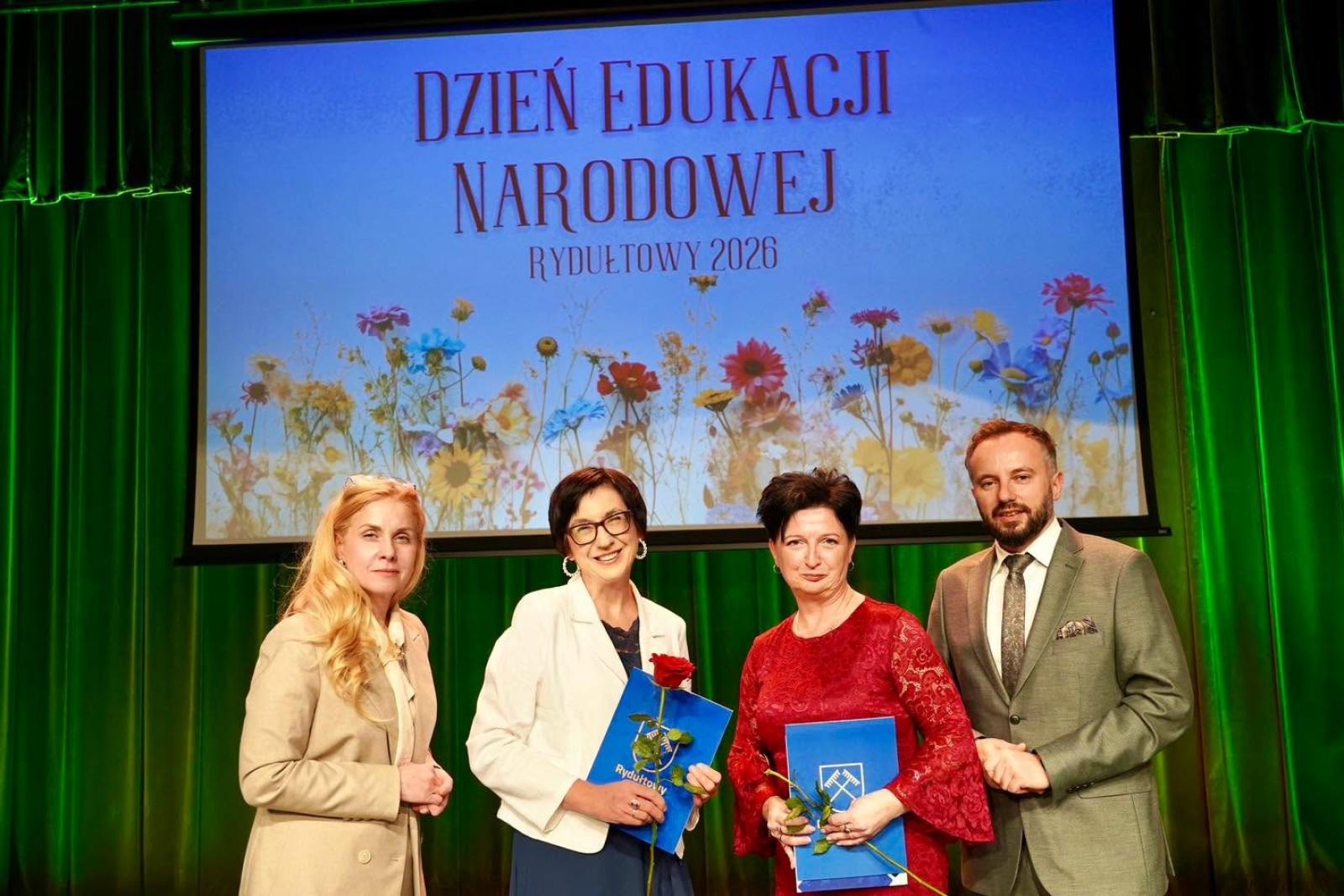 Zdjęcie w galerii na portalu naszwodzislaw.com: Dzień Edukacji Narodowej w Rydułtowach. Nauczyciele odebrali wyróżnienia wiadomości z regionu