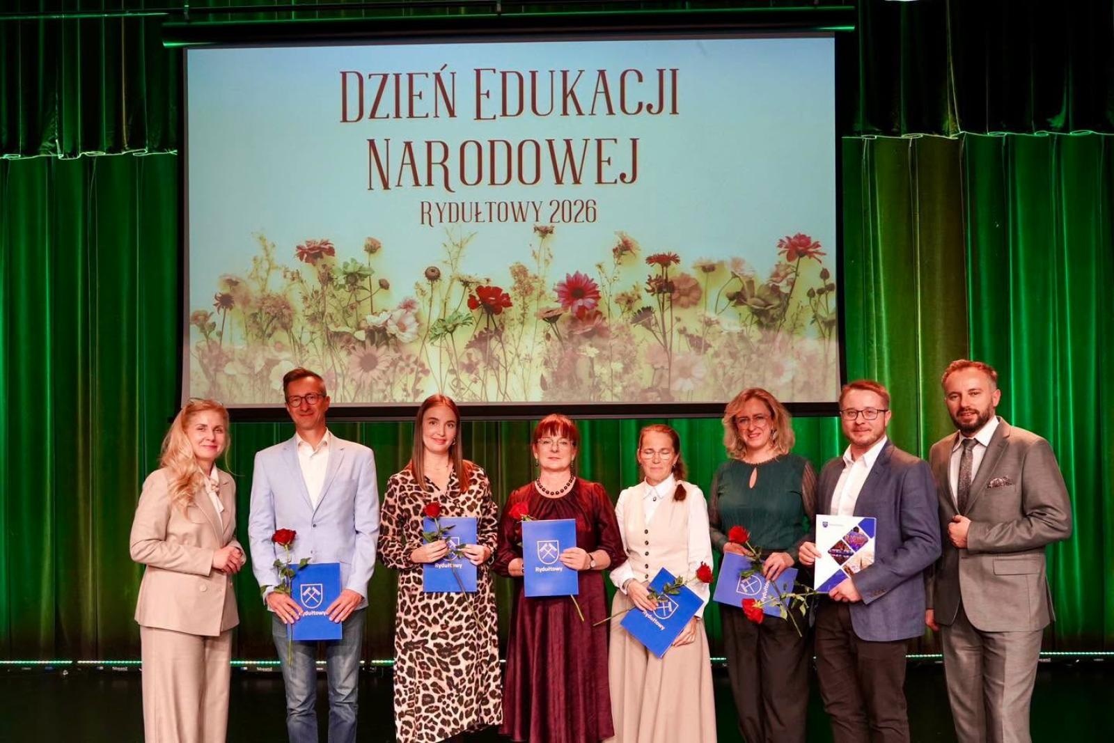 Zdjęcie w galerii na portalu naszwodzislaw.com: Dzień Edukacji Narodowej w Rydułtowach. Nauczyciele odebrali wyróżnienia wiadomości z regionu