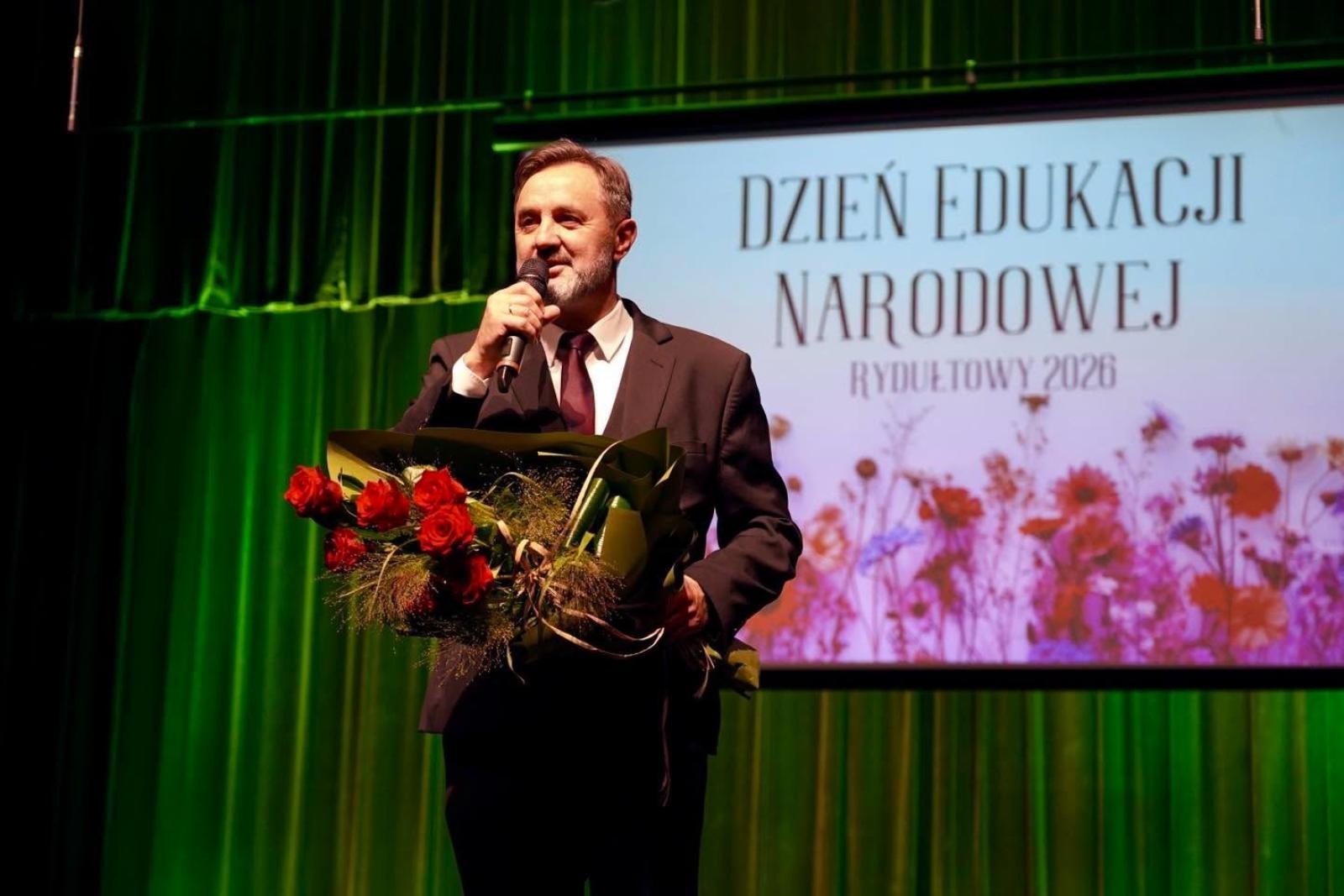 Zdjęcie w galerii na portalu naszwodzislaw.com: Dzień Edukacji Narodowej w Rydułtowach. Nauczyciele odebrali wyróżnienia wiadomości z regionu