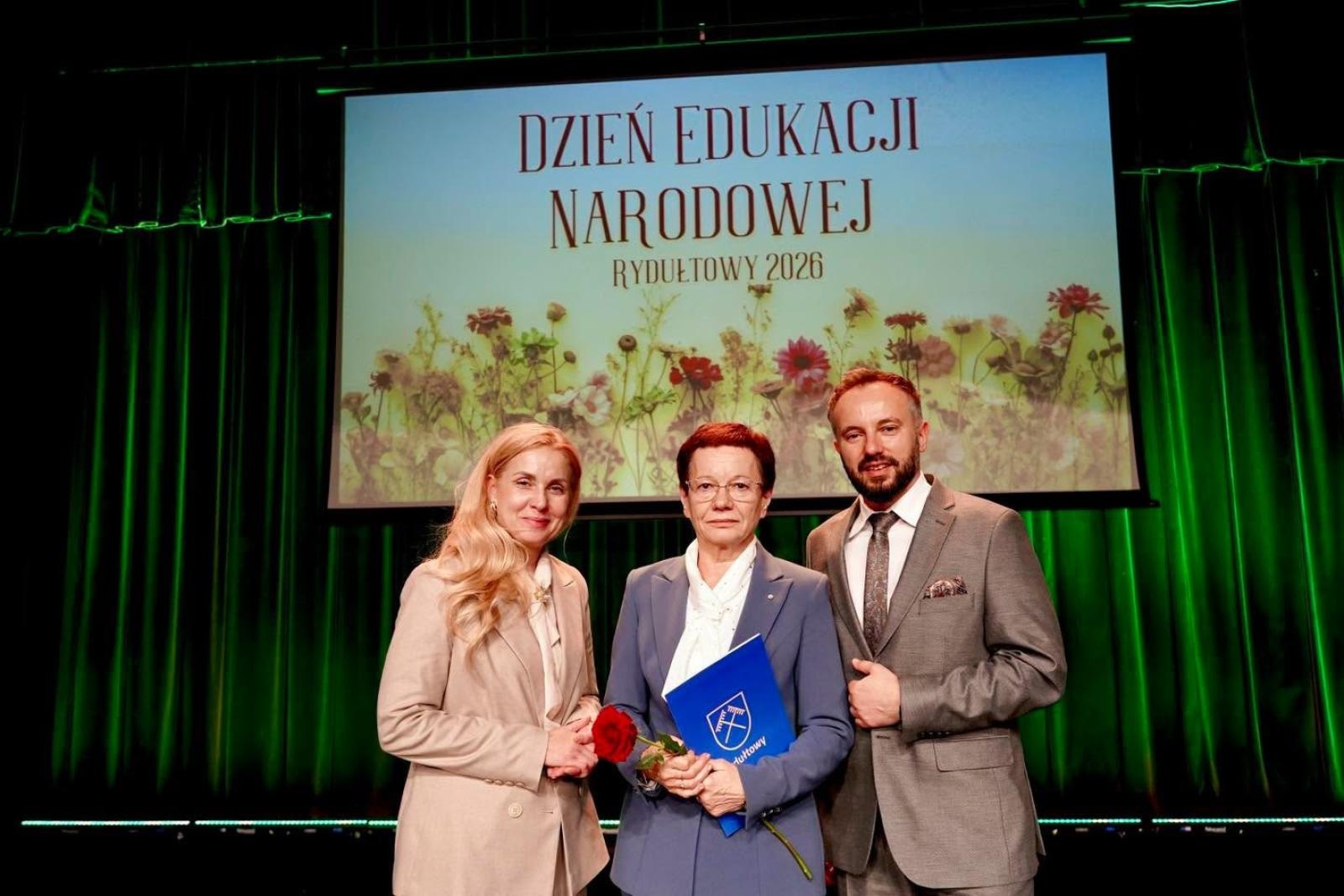 Zdjęcie w galerii na portalu naszwodzislaw.com: Dzień Edukacji Narodowej w Rydułtowach. Nauczyciele odebrali wyróżnienia wiadomości z regionu