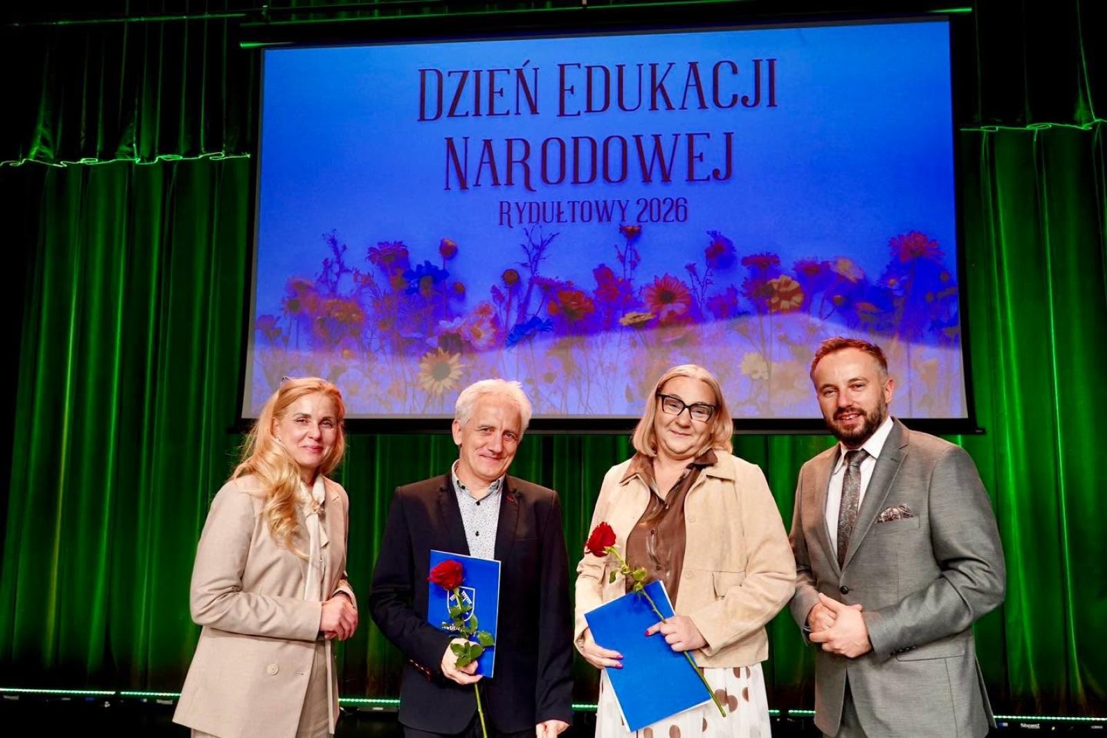 Zdjęcie w galerii na portalu naszwodzislaw.com: Dzień Edukacji Narodowej w Rydułtowach. Nauczyciele odebrali wyróżnienia wiadomości z regionu