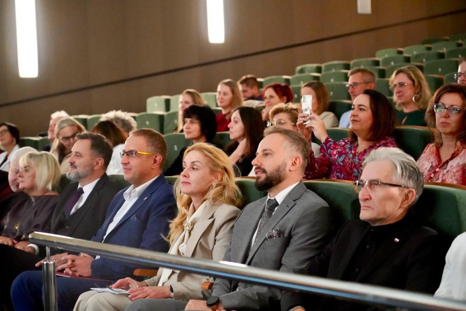 Zdjęcie w galerii na portalu naszwodzislaw.com: Dzień Edukacji Narodowej w Rydułtowach. Nauczyciele odebrali wyróżnienia wiadomości z regionu