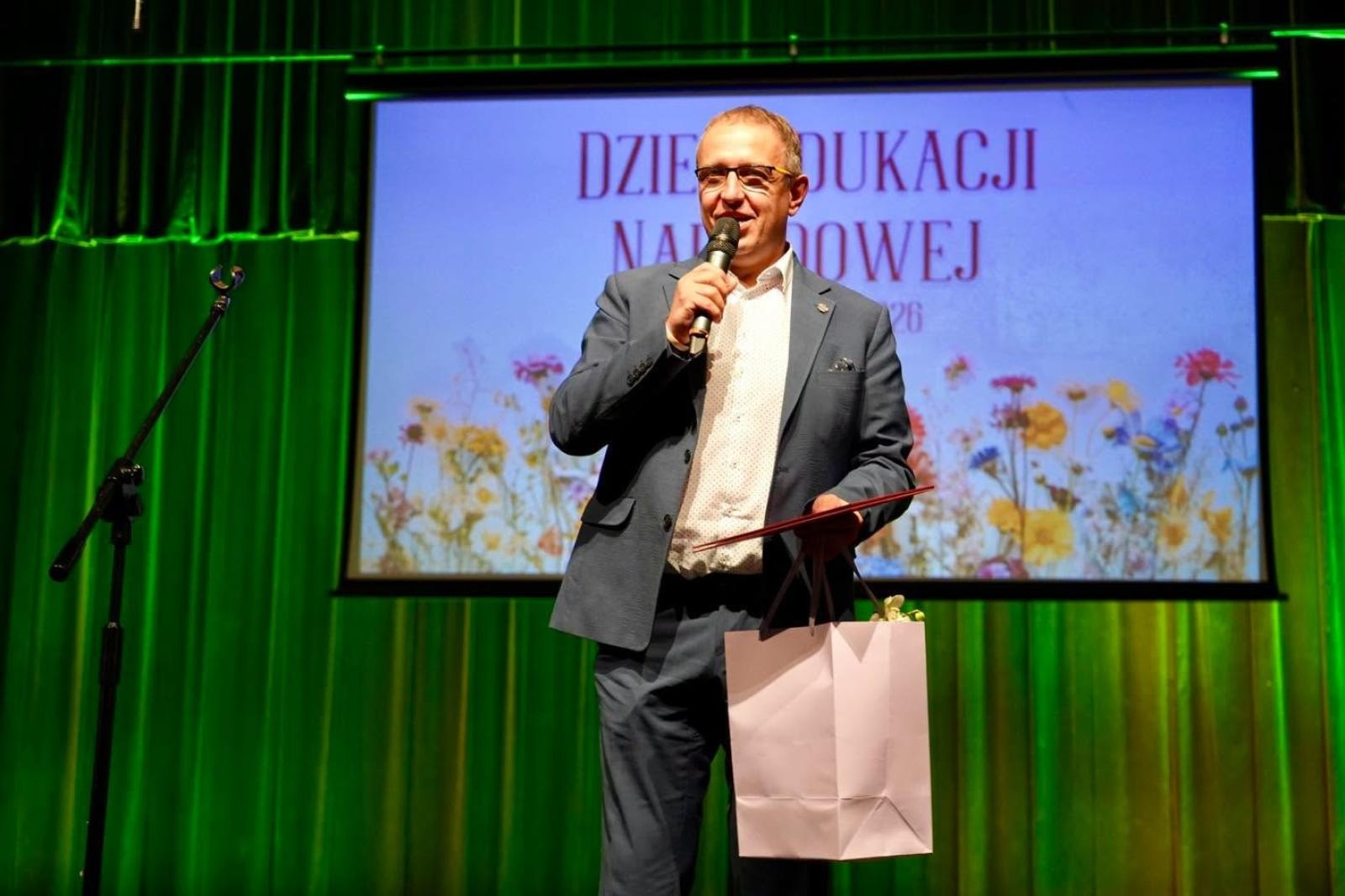 Zdjęcie w galerii na portalu naszwodzislaw.com: Dzień Edukacji Narodowej w Rydułtowach. Nauczyciele odebrali wyróżnienia wiadomości z regionu