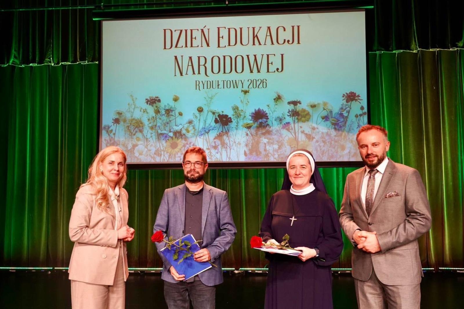 Zdjęcie w galerii na portalu naszwodzislaw.com: Dzień Edukacji Narodowej w Rydułtowach. Nauczyciele odebrali wyróżnienia wiadomości z regionu