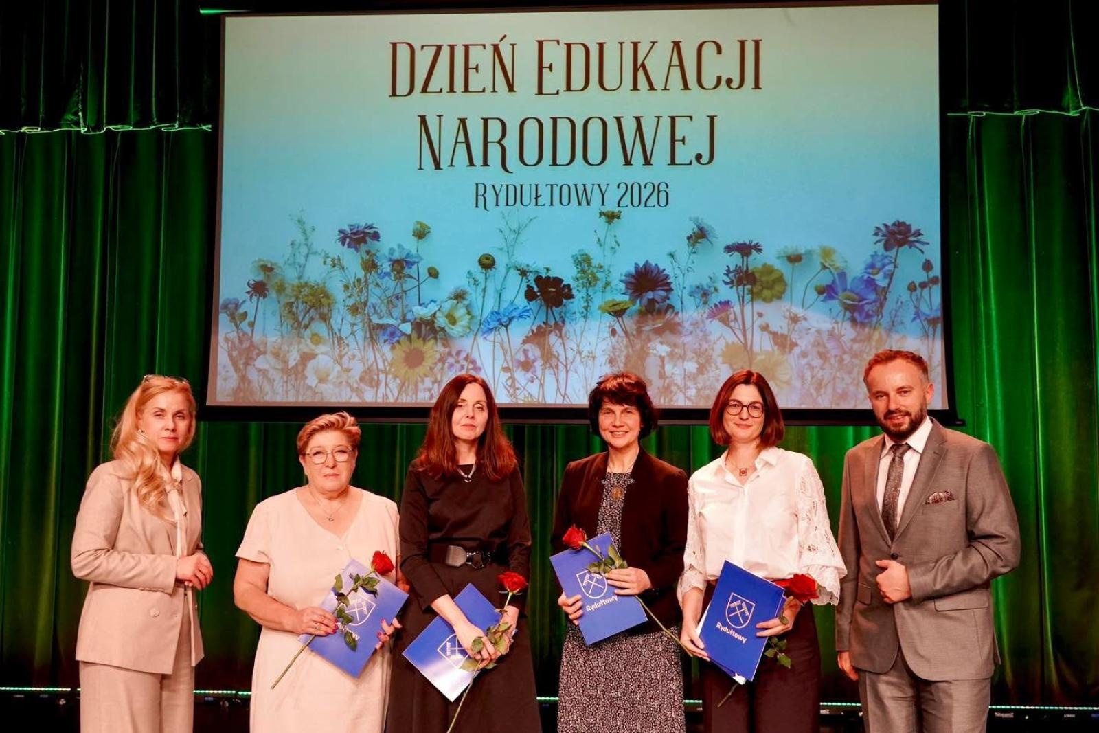 Zdjęcie w galerii na portalu naszwodzislaw.com: Dzień Edukacji Narodowej w Rydułtowach. Nauczyciele odebrali wyróżnienia wiadomości z regionu