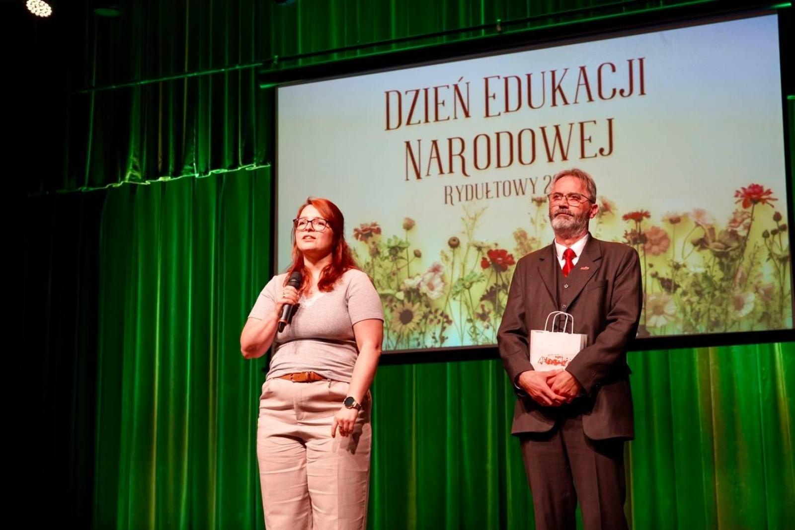 Zdjęcie w galerii na portalu naszwodzislaw.com: Dzień Edukacji Narodowej w Rydułtowach. Nauczyciele odebrali wyróżnienia wiadomości z regionu