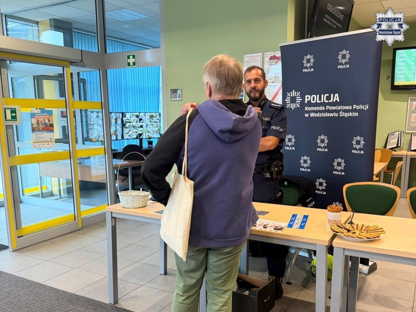 Zdjęcie w galerii na portalu naszwodzislaw.com: Oszuści polują na seniorów. Policjanci ostrzegali w wodzisławskim ZUS-ie wiadomości z regionu