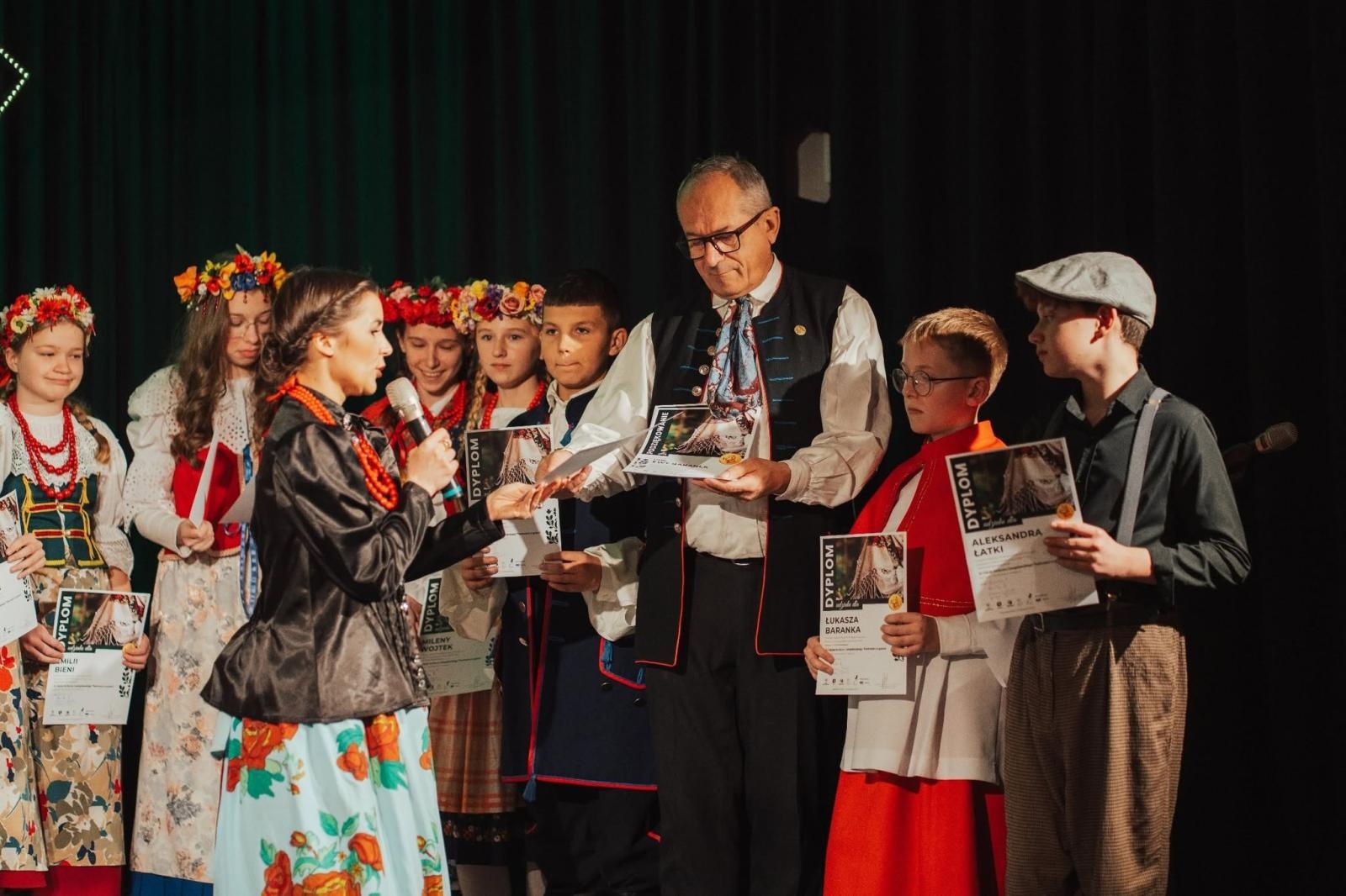 Zdjęcie w galerii na portalu naszwodzislaw.com: XVI Konkurs Gawędziarski Fedrowani w godce. Śląskie historie znów wybrzmią na scenie wiadomości z regionu