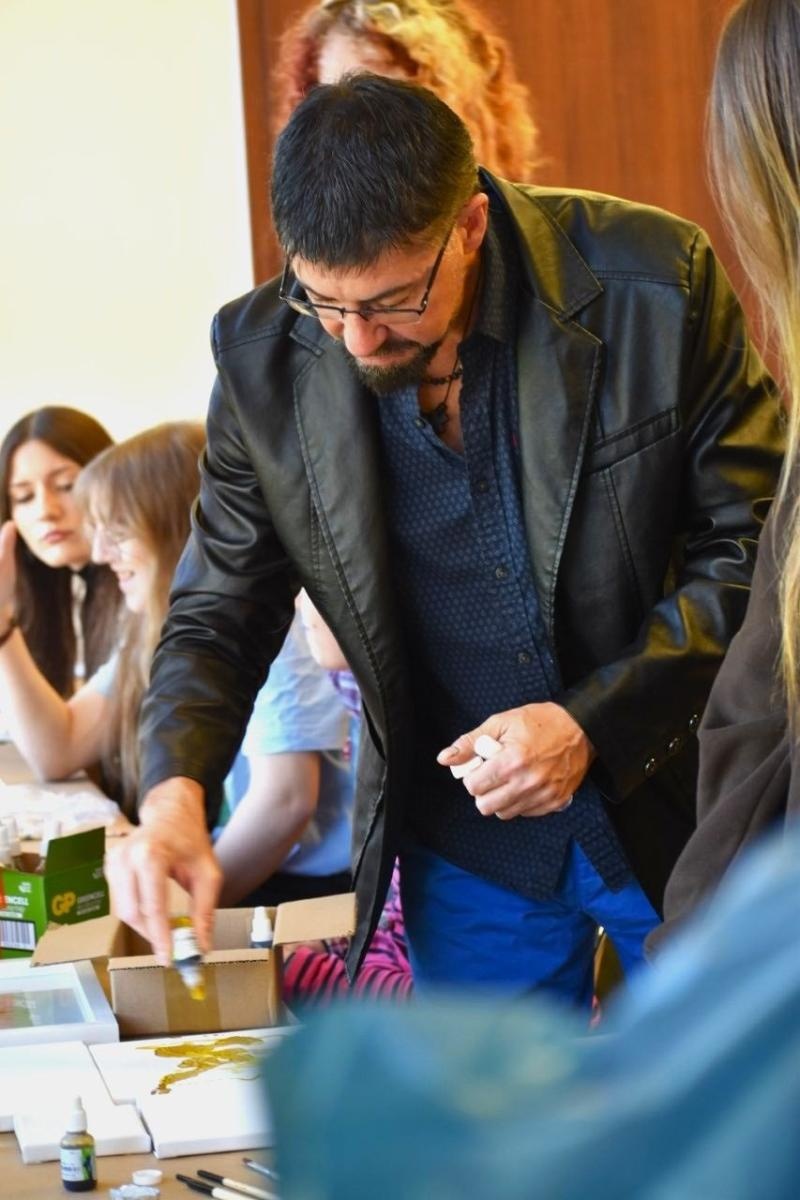 Zdjęcie w galerii na portalu naszwodzislaw.com: Mistrz surrealizmu odwiedził wodzisławskiego Tischnera. Uczniowie uczyli się od znanego malarza wiadomości z regionu