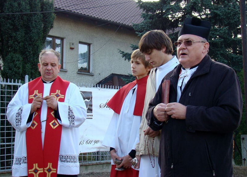 Zdjęcie w galerii na portalu naszwodzislaw.com: Wierni modlili się pod krzyżem wiadomości z regionu