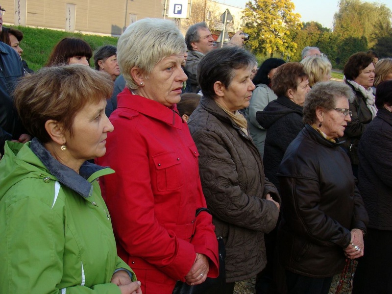 Zdjęcie w galerii na portalu naszwodzislaw.com: Wierni modlili się pod krzyżem wiadomości z regionu