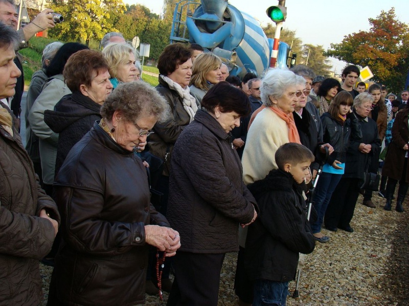 Zdjęcie w galerii na portalu naszwodzislaw.com: Wierni modlili się pod krzyżem wiadomości z regionu