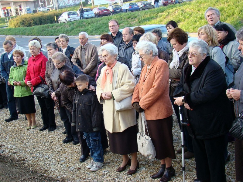 Zdjęcie w galerii na portalu naszwodzislaw.com: Wierni modlili się pod krzyżem wiadomości z regionu