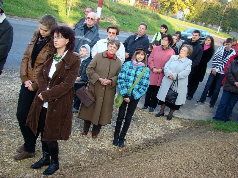 Zdjęcie w galerii na portalu naszwodzislaw.com: Wierni modlili się pod krzyżem wiadomości z regionu