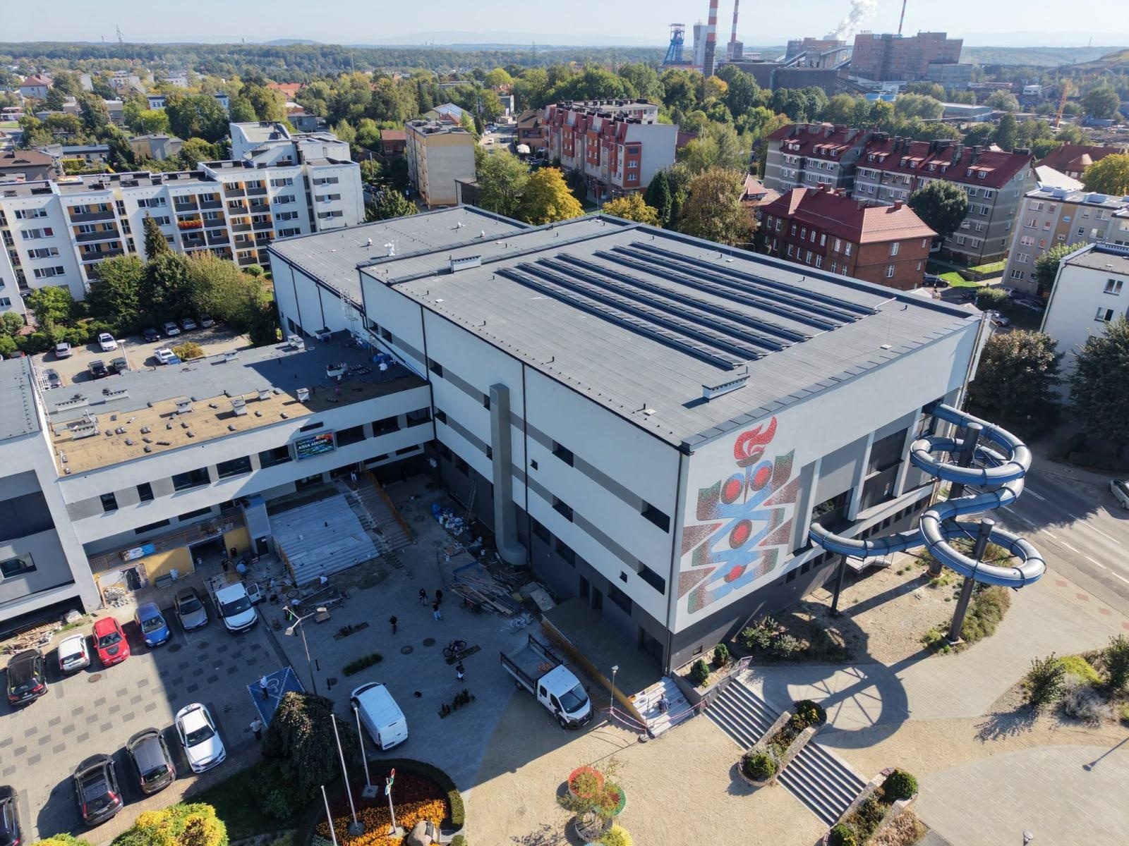 Zdjęcie w galerii na portalu naszwodzislaw.com: MOSiR Radlin zmienia się z dnia na dzień. Zdjęcia z drona pokazują postępy prac wiadomości z regionu