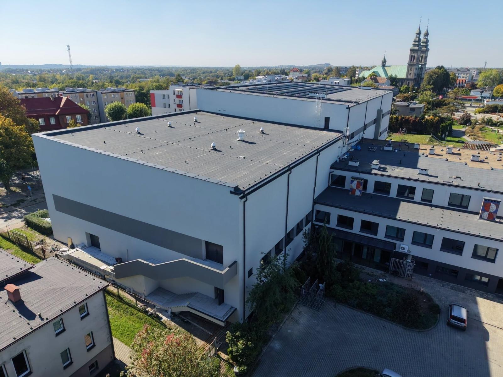 Zdjęcie w galerii na portalu naszwodzislaw.com: MOSiR Radlin zmienia się z dnia na dzień. Zdjęcia z drona pokazują postępy prac wiadomości z regionu