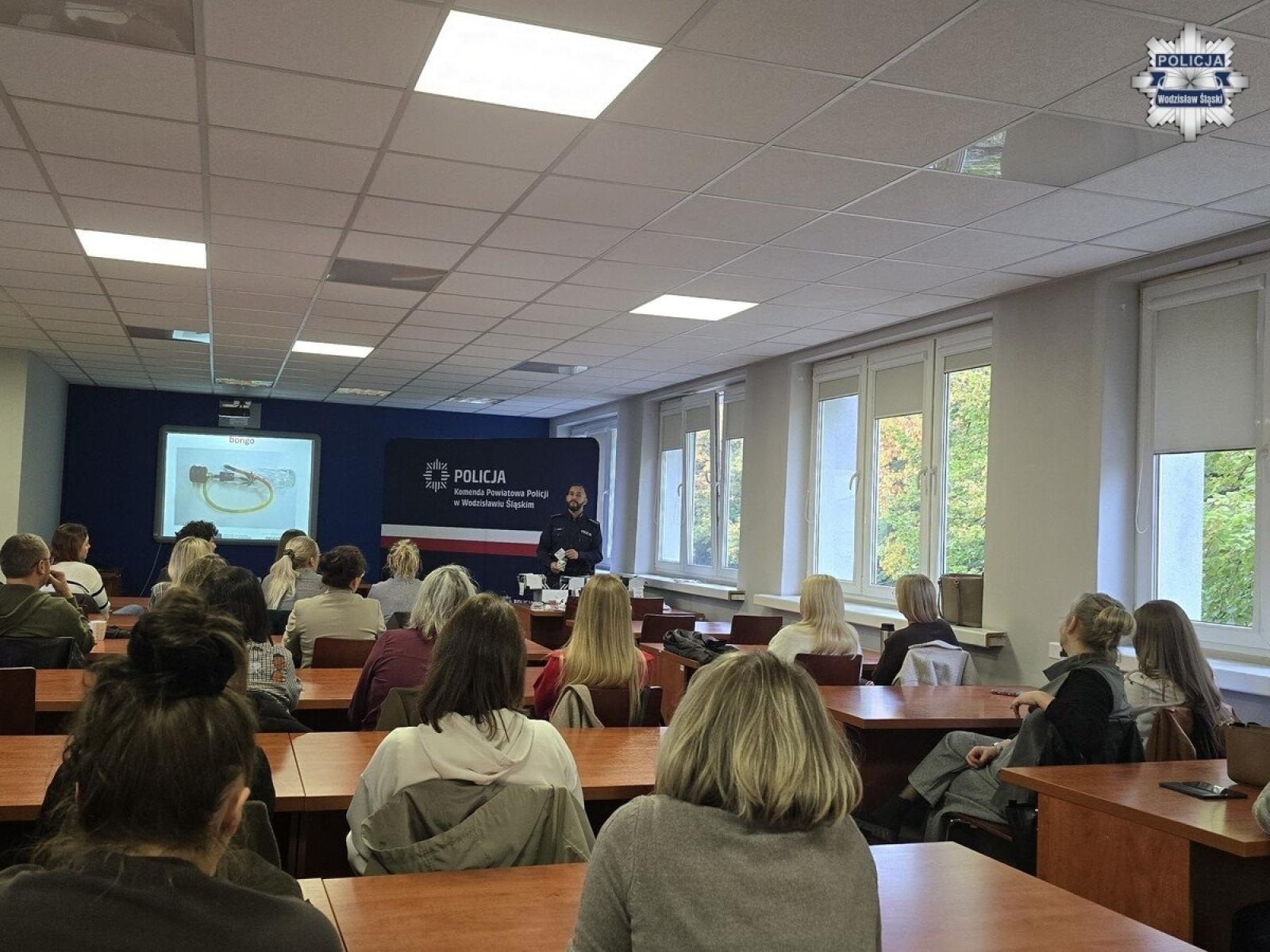 Zdjęcie w galerii na portalu naszwodzislaw.com: Policjanci szkolili pracowników socjalnych. Chodzi o rozpoznawanie zagrożeń i własne bezpieczeństwo wiadomości z regionu