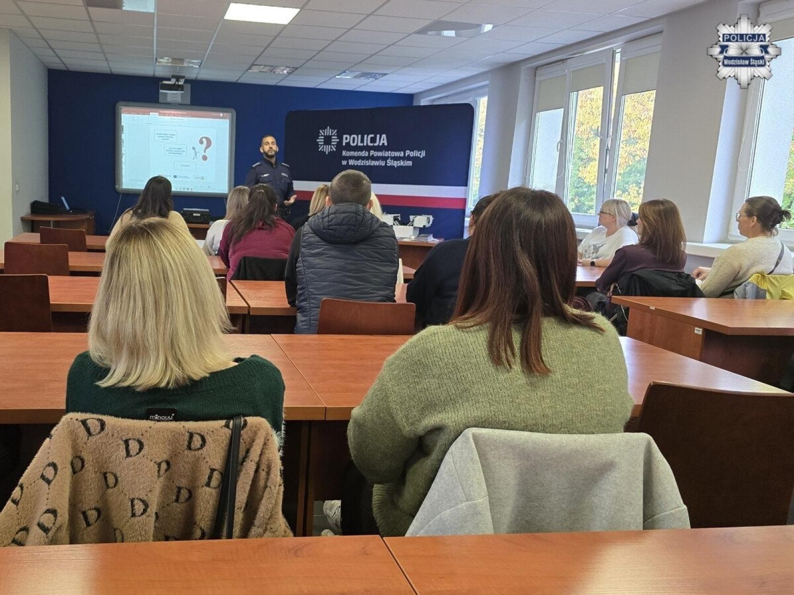 Zdjęcie w galerii na portalu naszwodzislaw.com: Policjanci szkolili pracowników socjalnych. Chodzi o rozpoznawanie zagrożeń i własne bezpieczeństwo wiadomości z regionu