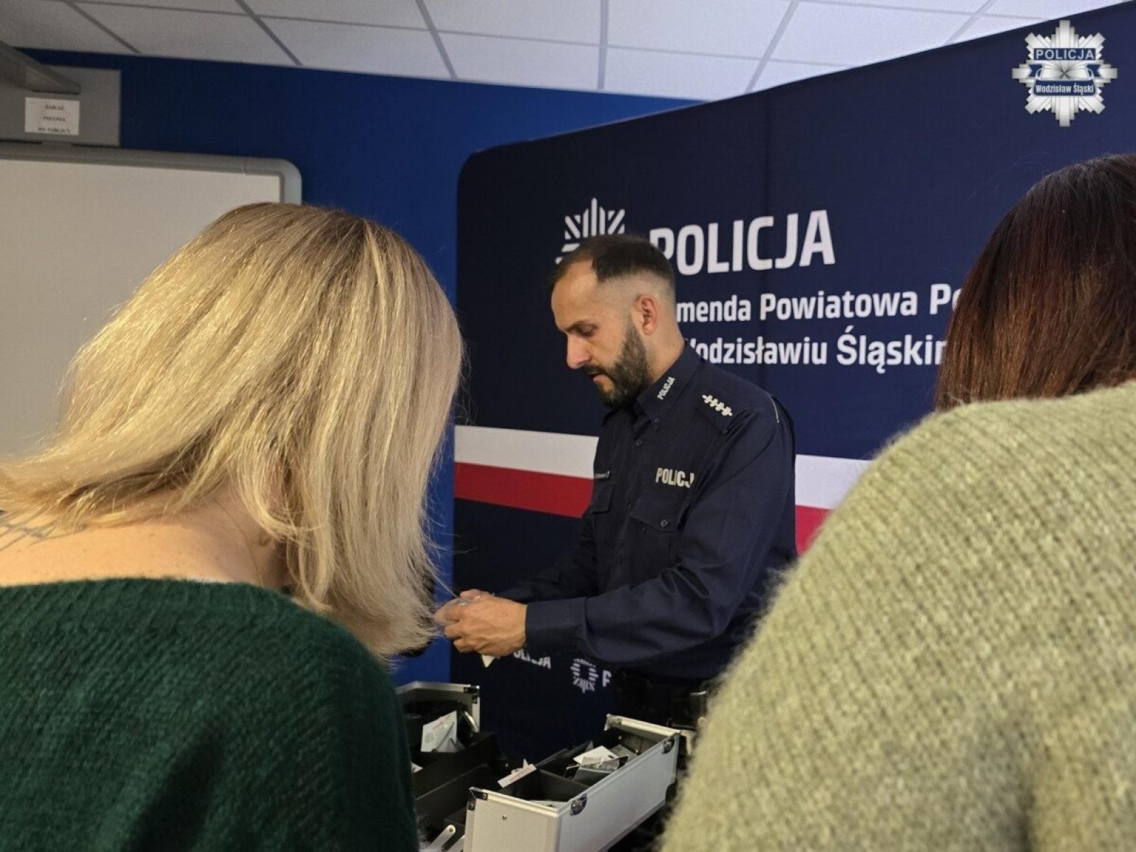 Zdjęcie w galerii na portalu naszwodzislaw.com: Policjanci szkolili pracowników socjalnych. Chodzi o rozpoznawanie zagrożeń i własne bezpieczeństwo wiadomości z regionu