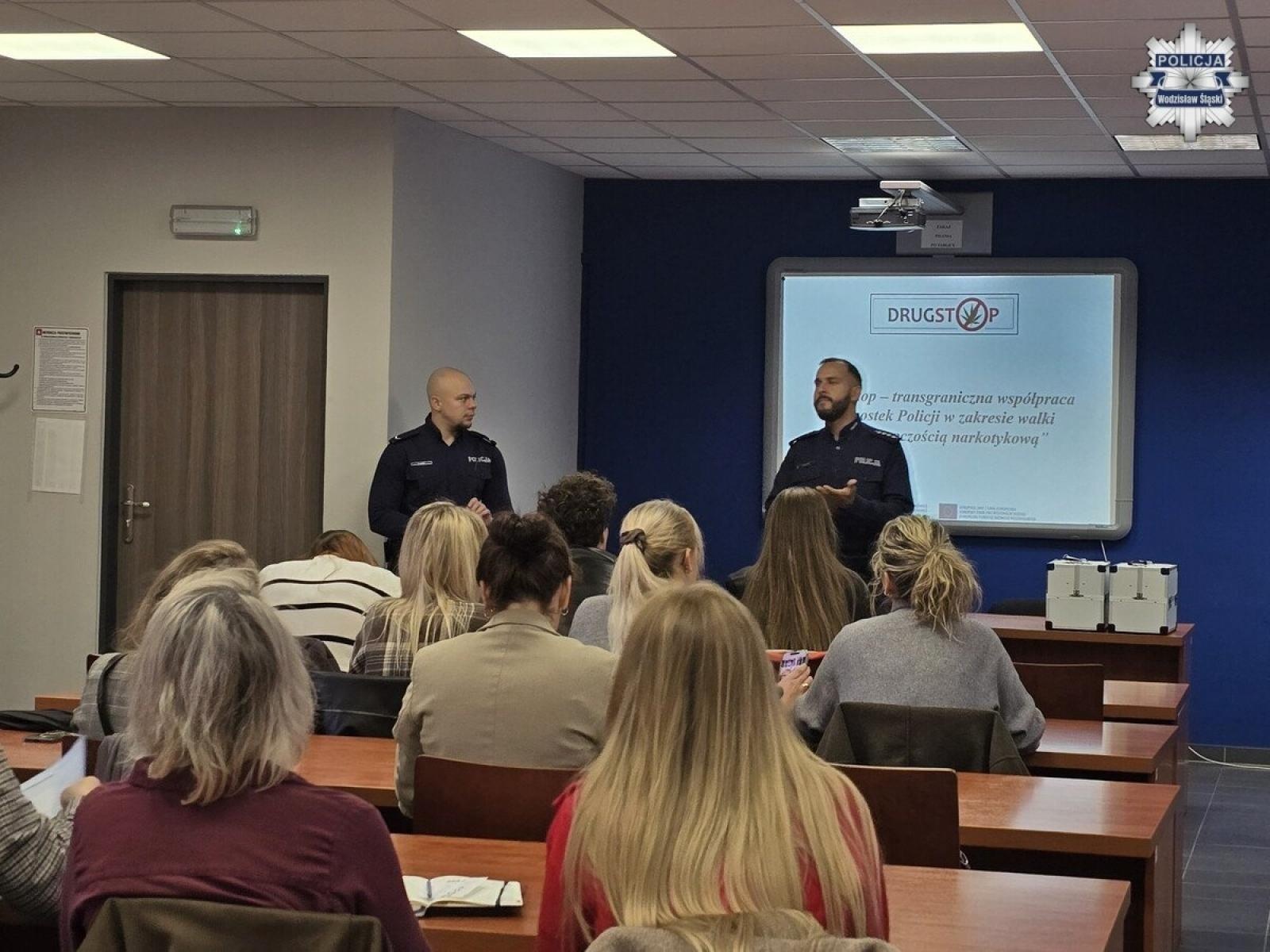 Zdjęcie w galerii na portalu naszwodzislaw.com: Policjanci szkolili pracowników socjalnych. Chodzi o rozpoznawanie zagrożeń i własne bezpieczeństwo wiadomości z regionu