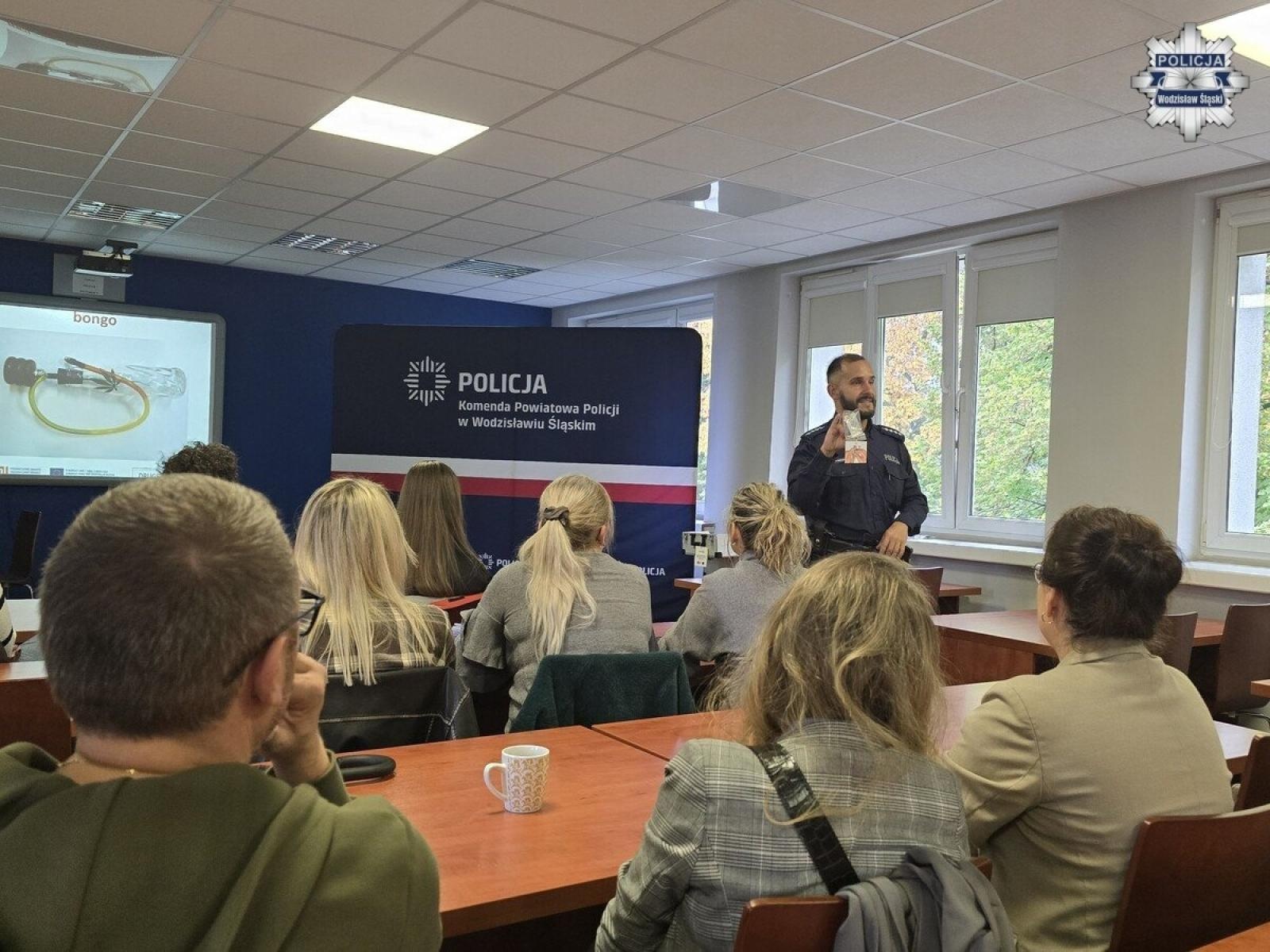 Zdjęcie w galerii na portalu naszwodzislaw.com: Policjanci szkolili pracowników socjalnych. Chodzi o rozpoznawanie zagrożeń i własne bezpieczeństwo wiadomości z regionu