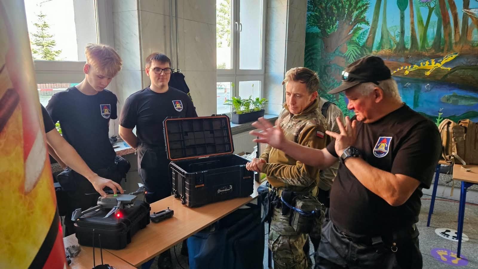Zdjęcie w galerii na portalu naszwodzislaw.com: Plecak ewakuacyjny i alerty RCB. Radlin przygotowuje mieszkańców na sytuacje kryzysowe wiadomości z regionu