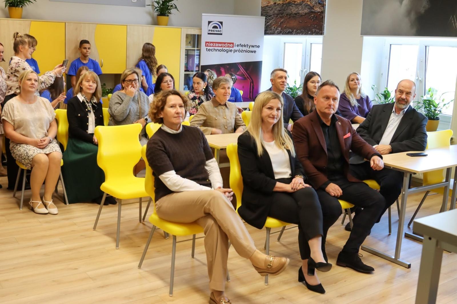 Zdjęcie w galerii na portalu naszwodzislaw.com: Nowa ekopracownia w Wodzisławiu. Uczniowie SP nr 8 zyskali nowoczesną przestrzeń do nauki wiadomości z regionu
