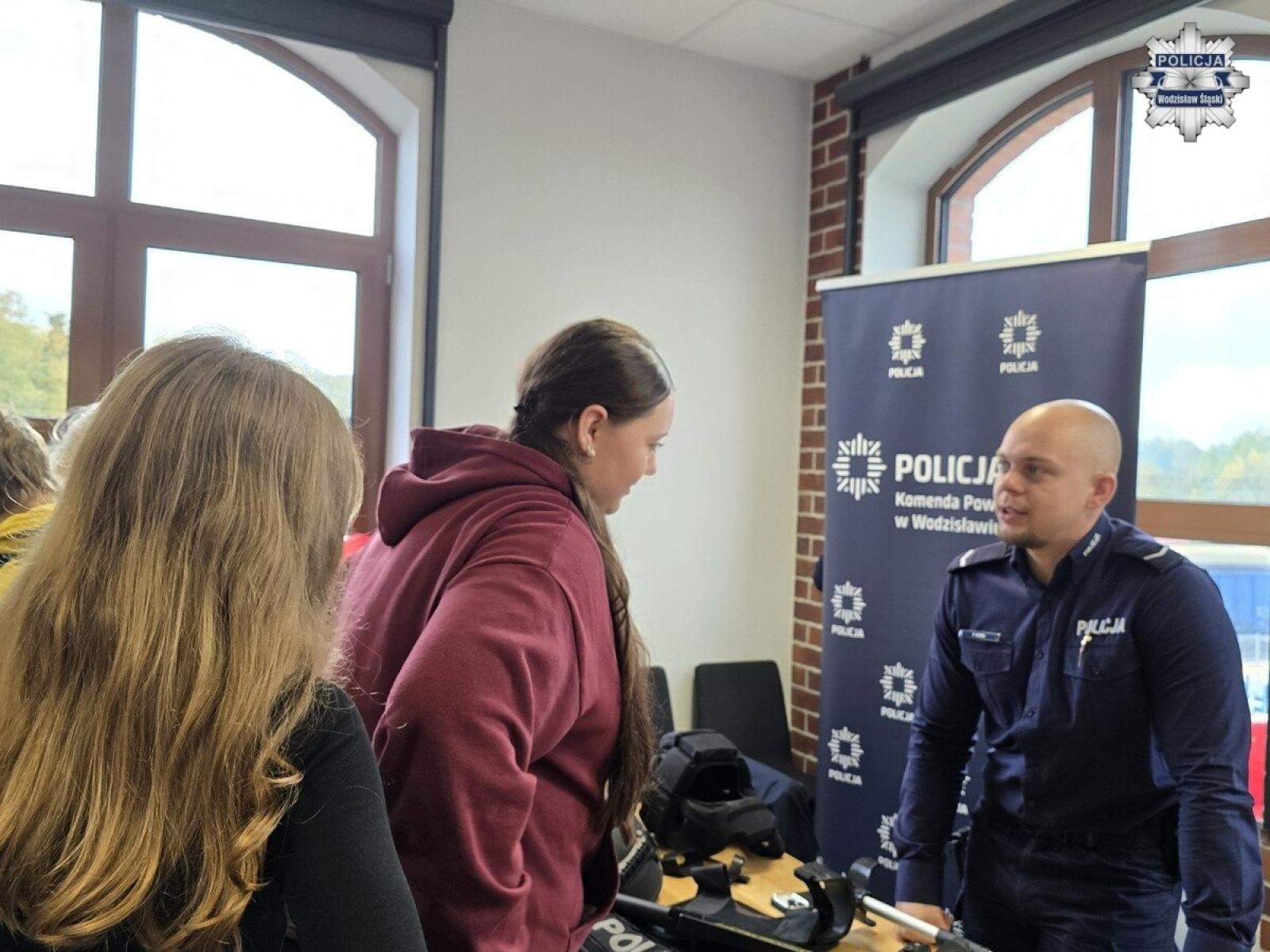 Zdjęcie w galerii na portalu naszwodzislaw.com: Ponad 350 uczniów na Stacji Kariery w Wodzisławiu. Policjanci zachęcali do służby wiadomości z regionu