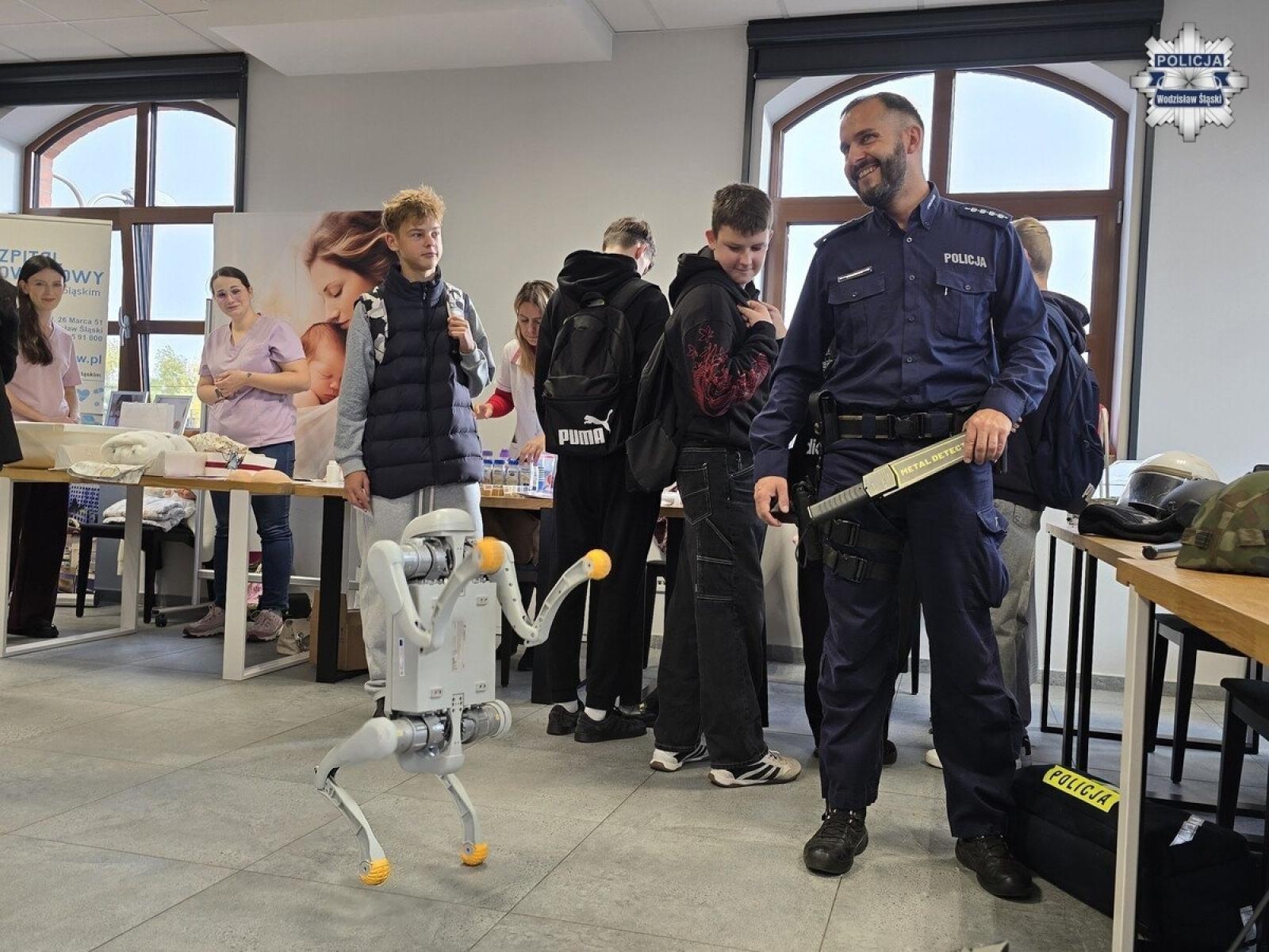 Zdjęcie w galerii na portalu naszwodzislaw.com: Ponad 350 uczniów na Stacji Kariery w Wodzisławiu. Policjanci zachęcali do służby wiadomości z regionu