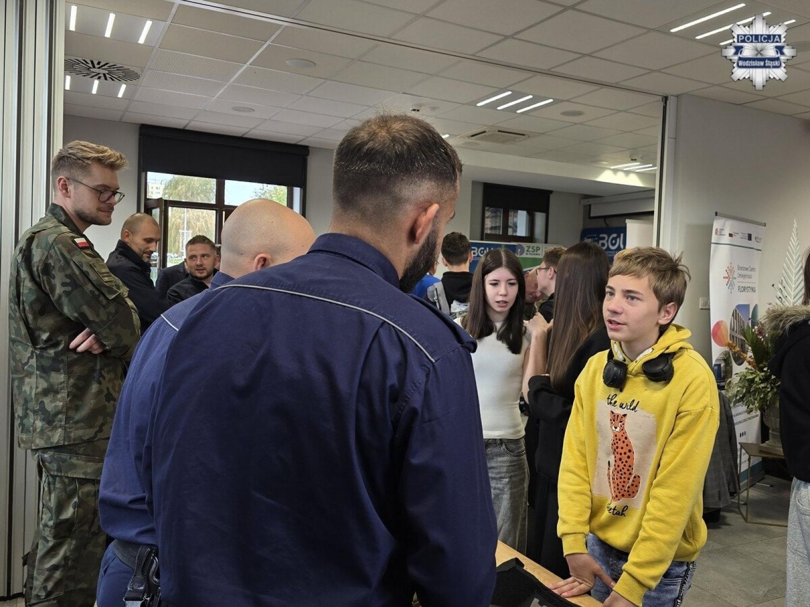 Zdjęcie w galerii na portalu naszwodzislaw.com: Ponad 350 uczniów na Stacji Kariery w Wodzisławiu. Policjanci zachęcali do służby wiadomości z regionu