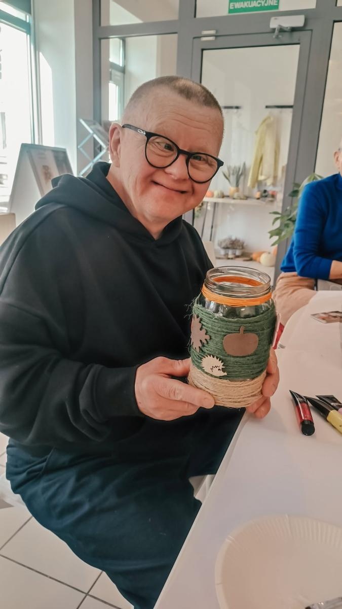 Zdjęcie w galerii na portalu naszwodzislaw.com: Jesienne inspiracje w Wodzisławiu. Seniorzy tworzyli lampiony i dynie wiadomości z regionu