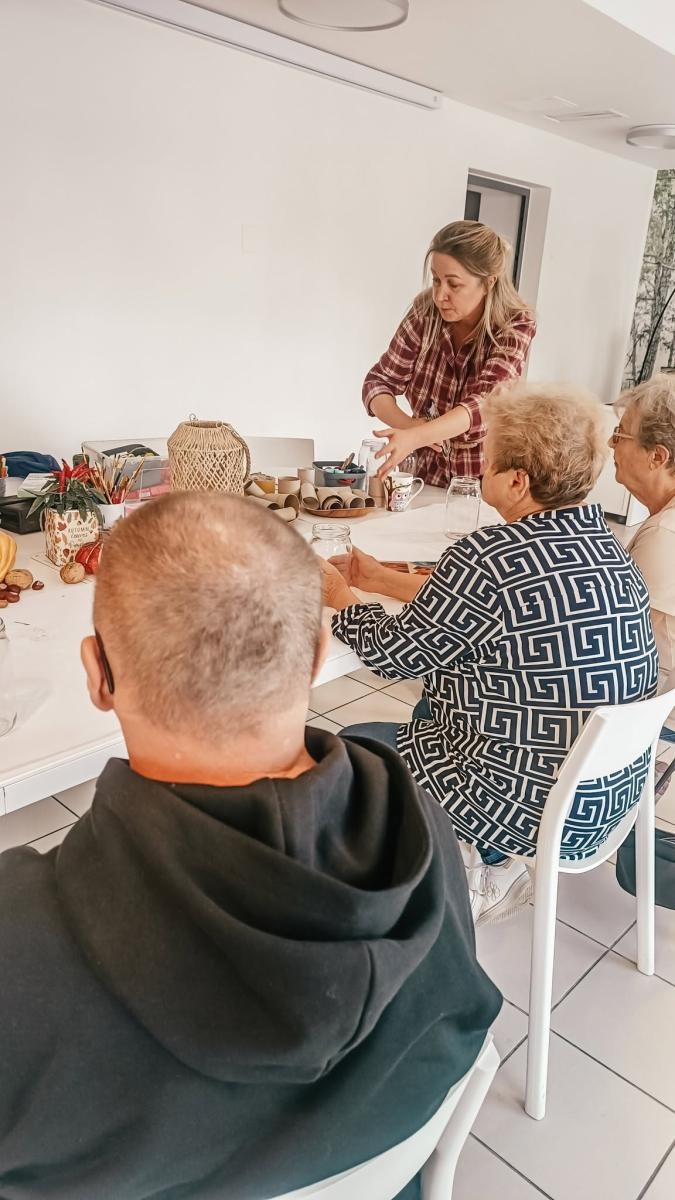 Zdjęcie w galerii na portalu naszwodzislaw.com: Jesienne inspiracje w Wodzisławiu. Seniorzy tworzyli lampiony i dynie wiadomości z regionu