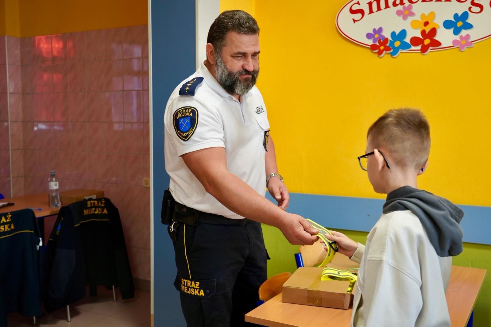 Zdjęcie w galerii na portalu naszwodzislaw.com: Odblaski dla uczniów SP1 w Rydułtowach. Strażnicy miejscy przypomnieli o bezpieczeństwie wiadomości z regionu