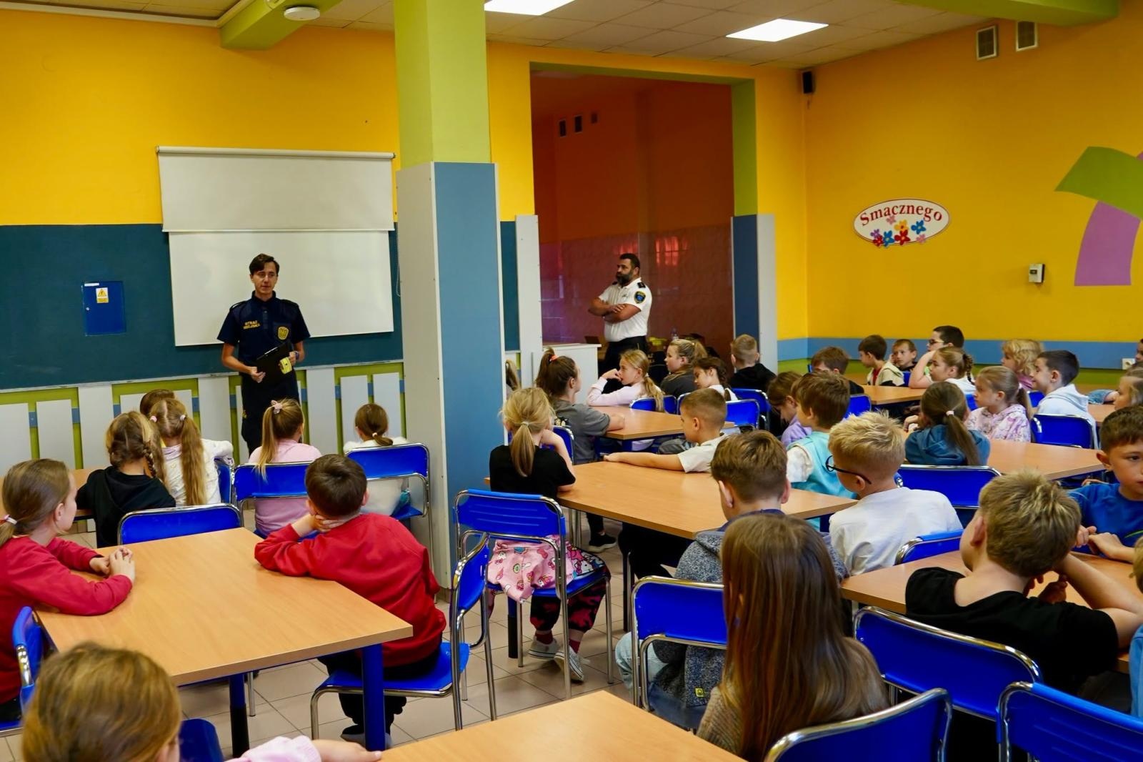 Zdjęcie w galerii na portalu naszwodzislaw.com: Odblaski dla uczniów SP1 w Rydułtowach. Strażnicy miejscy przypomnieli o bezpieczeństwie wiadomości z regionu