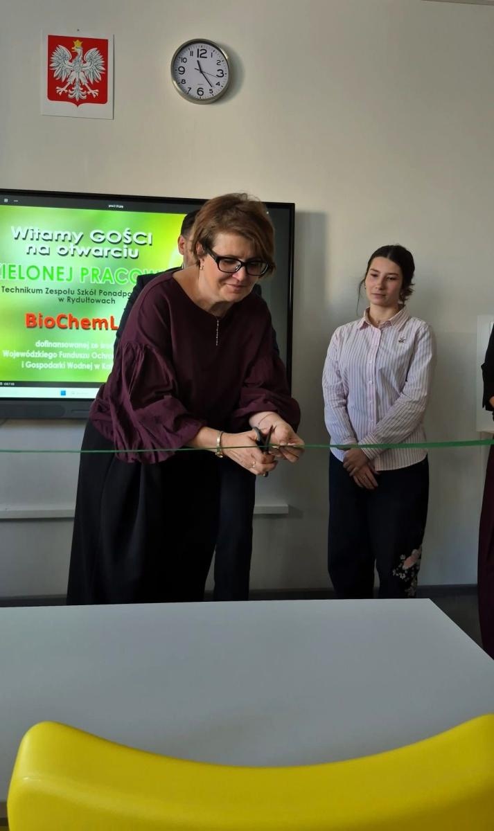 Zdjęcie w galerii na portalu naszwodzislaw.com: Nowoczesna pracownia biologiczno-chemiczna w Rydułtowach. Szkoła otrzymała 60 tys. zł dofinansowania wiadomości z regionu