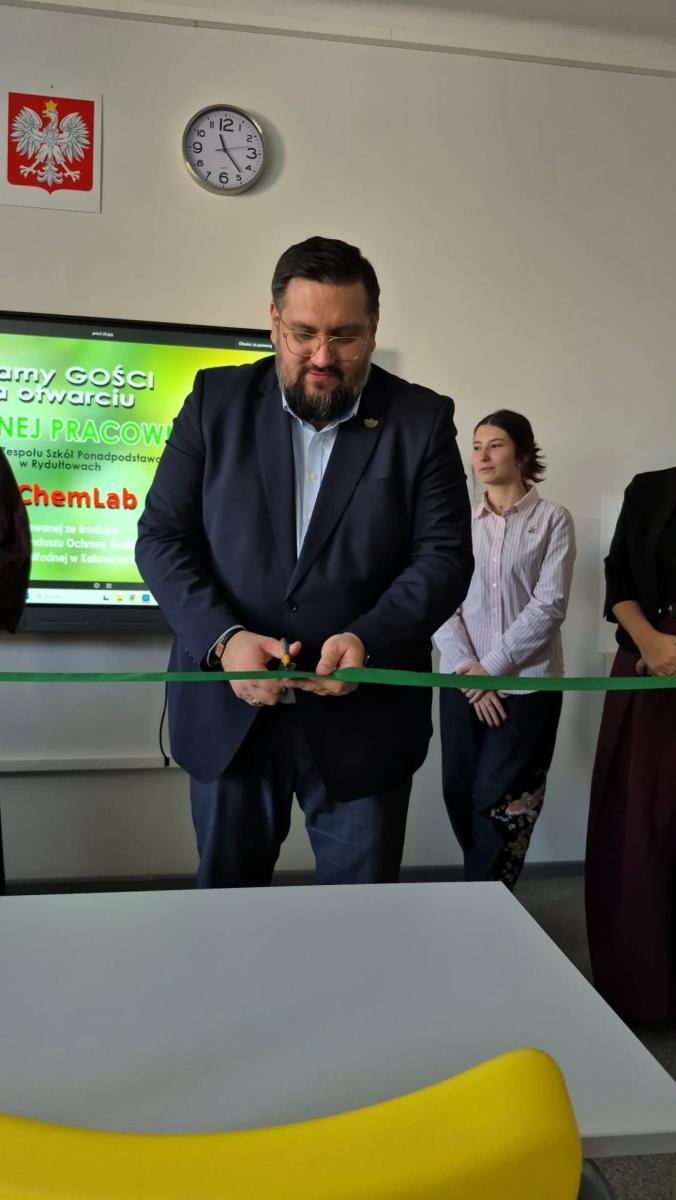 Zdjęcie w galerii na portalu naszwodzislaw.com: Nowoczesna pracownia biologiczno-chemiczna w Rydułtowach. Szkoła otrzymała 60 tys. zł dofinansowania wiadomości z regionu