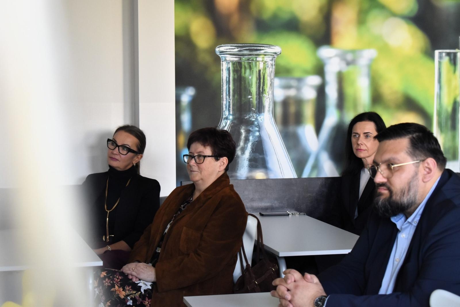 Zdjęcie w galerii na portalu naszwodzislaw.com: Nowoczesna pracownia biologiczno-chemiczna w Rydułtowach. Szkoła otrzymała 60 tys. zł dofinansowania wiadomości z regionu