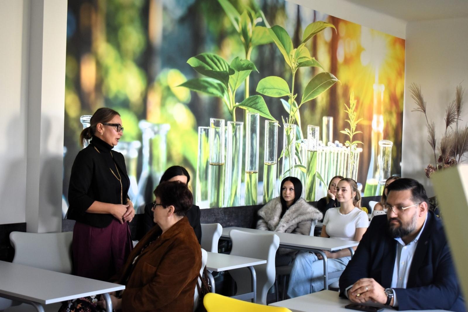 Zdjęcie w galerii na portalu naszwodzislaw.com: Nowoczesna pracownia biologiczno-chemiczna w Rydułtowach. Szkoła otrzymała 60 tys. zł dofinansowania wiadomości z regionu