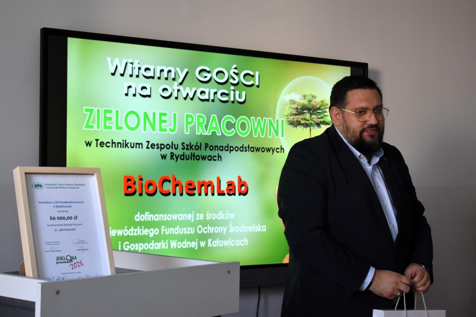 Zdjęcie w galerii na portalu naszwodzislaw.com: Nowoczesna pracownia biologiczno-chemiczna w Rydułtowach. Szkoła otrzymała 60 tys. zł dofinansowania wiadomości z regionu