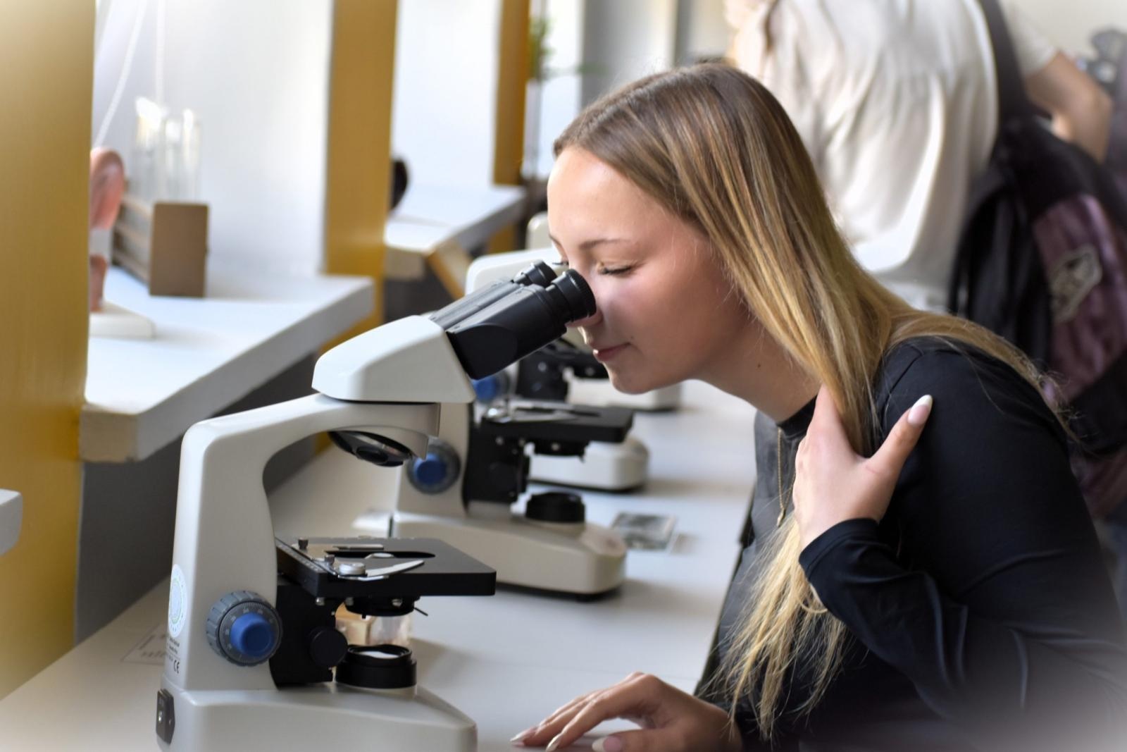 Zdjęcie w galerii na portalu naszwodzislaw.com: Nowoczesna pracownia biologiczno-chemiczna w Rydułtowach. Szkoła otrzymała 60 tys. zł dofinansowania wiadomości z regionu