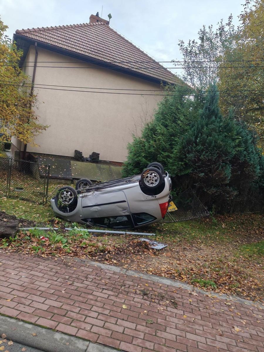 Zdjęcie w galerii na portalu naszwodzislaw.com: Groźne zdarzenie w Godowie. 18-latek pomylił dźwignie, samochód dachował wiadomości z regionu